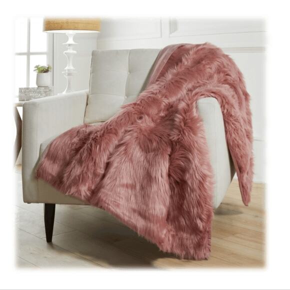 AUGUST & LEO LUXE FAUX FUR THROW / BLANKET IN BLUSH COLOR SO AMAZINGLY SOFT! NEW